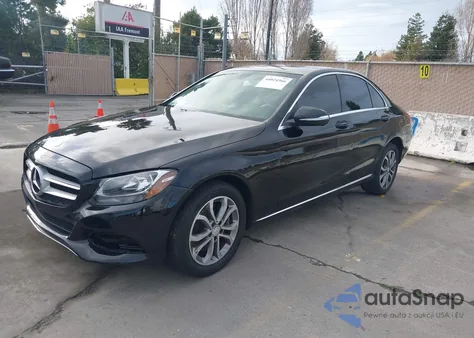 2015 Mercedes-Benz C 300 4Matic z USA, uszkodzony, nr VIN 55SWF4KB7FU032225